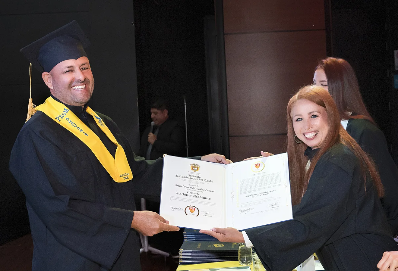 Entrega de diploma durante ceremonia LOGOS