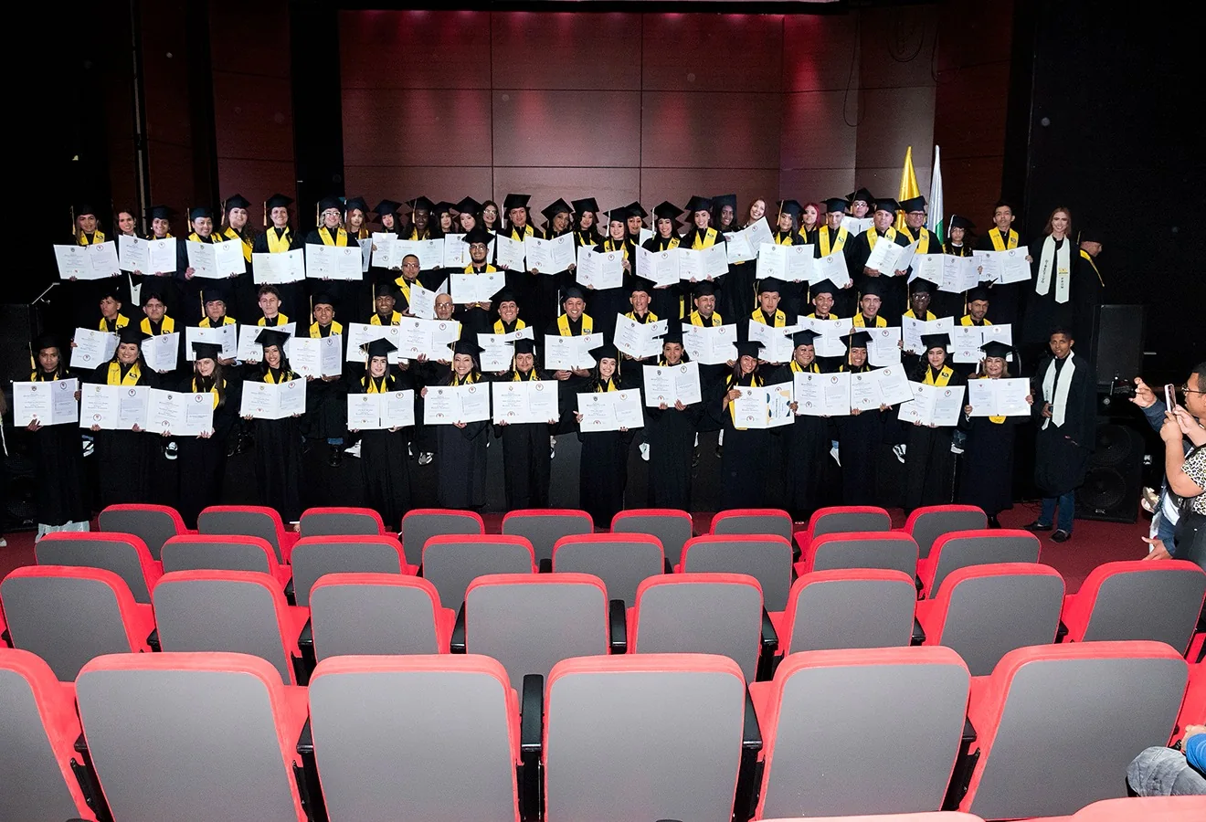 Grupo de graduados de LOGOS